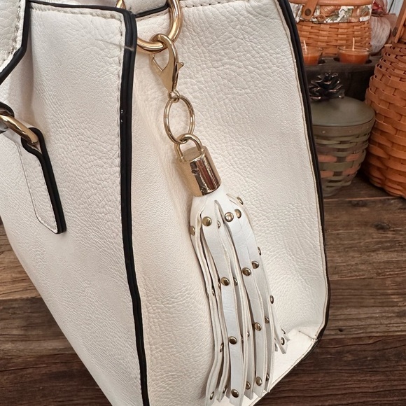 Charming Charlie Winter ❄️ White Shoulder-bag Handbag with Gold Accents - Picture 3 of 9